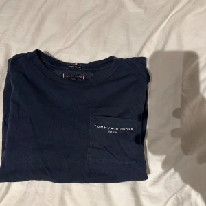 Tommy hilfiger est.1985 mörkblå T-shirt 152cm 12 år - Bra skick