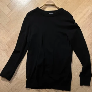 Stickad tröja - Svart stickad tröja från hm. Storlek M men sitter som S. Säljer denna eftersom jag inte använt den på ett tag. Inga defekter och nytvättad. Pris är alltid diskuterbart. Var inte rädda att fråga frågor!!