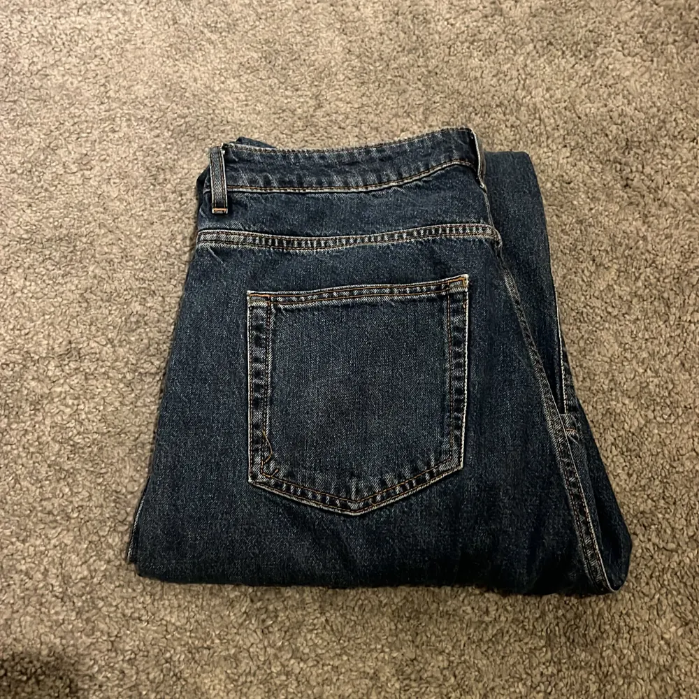 Det är ett bra högmidjade jeans som också är långa. Det är ganska använda men inga slitningar syns/finns. Priser går att diskuteras!. Jeans & Byxor.