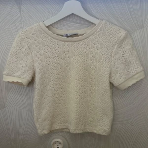 Zara topp - SUPERsöt topp från zara!! Den enda defekten är att lappen har släppt på ena sidan (se bild 2). Men syns inte när den används och kan enkelt fixas med nål och tråd. Annars i superbra skick.