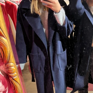 Lång kappa - Superfin lång marinblå kappa med bälte i midjan. Inga defekter.