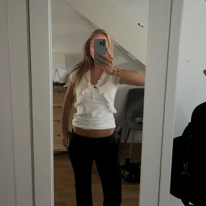 Kostymbyxor från bikbok!! - Vera Perite storlek 36 svarta komstymbyxor, inga tecken på användning då jag knappt använt de❣️