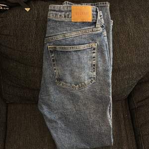 Högmidjade jeans från weekday i stilen smooth, knappt använda