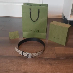 Gucci bälte - Säljer mitt gucci bälte på grund av att jag har tröttnat på den. Nypris 4600kr, köpt i östermalm Storlek 85.34. Man kan ochså byta håll på den till svart, box och allt medföljer, skick 9/10. Hör av er privat för mer info.