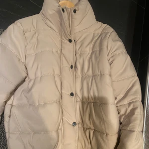 Jacka  - Beige jacka ny endast provad 