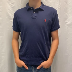 Ralph Lauren piké  - Snygg marinblå Ralph Lauren piké i bra skick