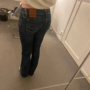 Lågmidjade bootcut jeans  - JÄTTR SNYGGGA LÅGMIDJADE BOOTCUT JEANS , sytt dom till bootcut själv  Midjemått 34,35 innerbenslängd 76 Skriv för fler frågor Pris går att diskutera