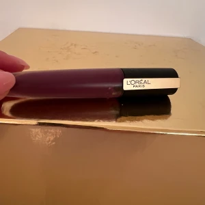 L’Oréal Paris Rouge Signature Läppstift  - Ultralätt och hyperpigmenterat läppstift; färg Rebel 104; oöppnad; nypris: 104kr