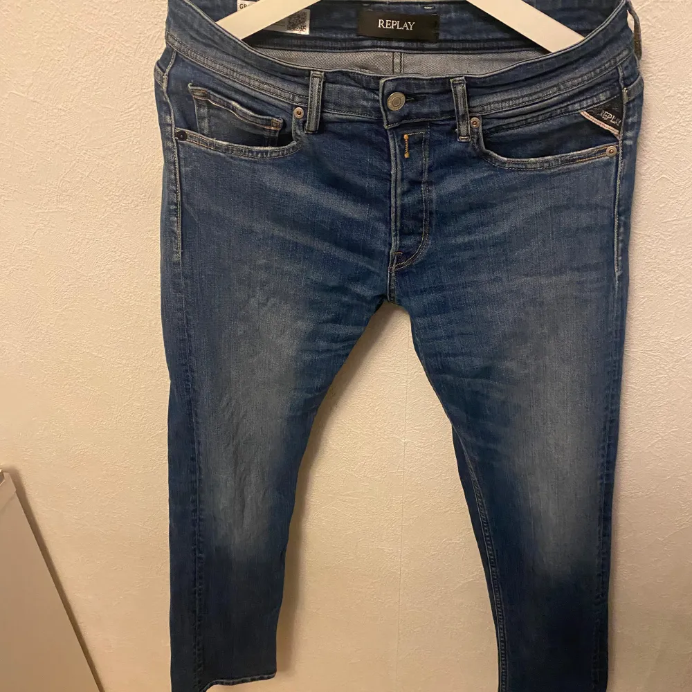 Tjena, säljer mina fina Replay Grover Jeans i storlek W30 L30. Jeansen ligger i fint skick. Bara o skriva om du har några funderingar  . Jeans & Byxor.