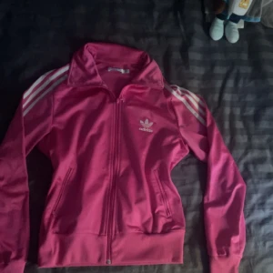 Adidas zip-up - Fint skick passar S/M