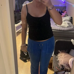 Blåa juciy - Älskar dessa men tyvärr kommer dom aldrig till användning. Lite slitna när nere men det syns inte