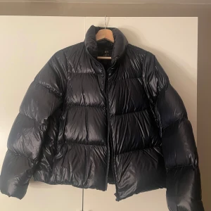 Vinter jacka  - Varm marin blå vinterjacka från uniqlo i storlek M. Använd Max 5 gånger väldigt fint skick, den är varm och funkar på kalla vintrar 