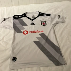 Det är en besiktas t shirt det är en turkisk lag i Turkiet. - Den är helt ny har aldrig tagit på mig den.