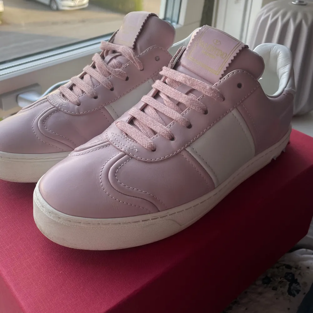 Säljer nu mina sjukt snygga Valentino Flycrews. De är i skinn och har den perfekta rosa färgen! De har några få repor här och där. Saknas en nit. Storlek 36 men passar 37. Box, äktlighetsbevis och extra skosnören medföljer! Skriv för frågor! 💕💕💕. Skor.