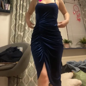 Blå sammetsklänning  - Korsett liknande överdel, jätte fin. Utan prislapp men endast testad