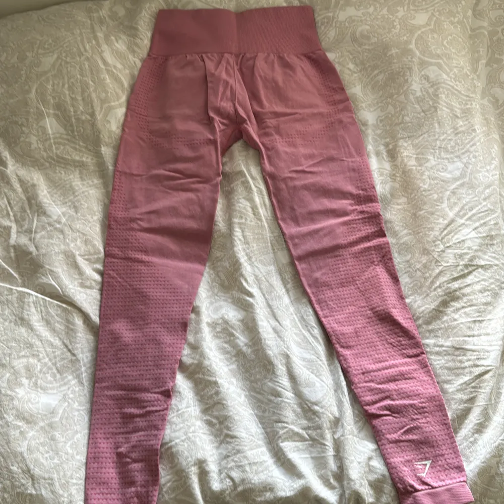 Ett par superfina rosa tights från Gymshark. Är perfekta till träning. Bekväma och stretchiga.. Sportswear.