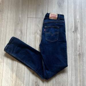 Säljer dessa slim jeans från märket Levis, jeansen är använda fåtal gånger och är relativa nya. Hör av er vid intresse och andra funderingar!