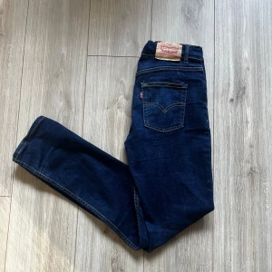 Slim jeans  - Säljer dessa slim jeans från märket Levis, jeansen är använda fåtal gånger och är relativa nya. Hör av er vid intresse och andra funderingar!