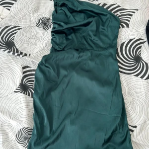 Grön klänning - Grön klänning som aldrig använts innan, klänningen var slits vid sidorna, enarmad och en dragkedja 