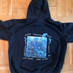 Antwan Merch - Storlek L men passar nog bättre om man bär storlek M. Från albumet Leylas World. Använt skick. 