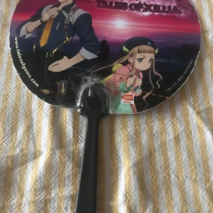 Tales of solfjäder  - Tales of Xillia solfjäder, är lite omtålig vid handtag därför tejpad. Kan skickas emot frakt eller mötas upp i Hbg/Malmö. Skriv endast pm vid köp 