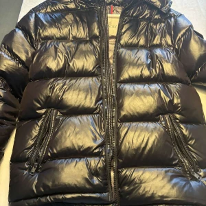 Moncler Maya - Jackan har fungerande chip och qr Storlek 3, sitter som en stor L