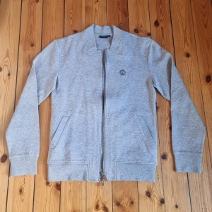 J.Lindberg zip hoodie - Säljer en zip hoodie från J.Lindberg i nyskick, inga defekter. Hoodien är storlek S. Perfekt för hösten och vintern.