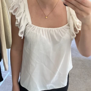 Topp - Säljer en fin topp tidigare ifrån Zalando då jag aldrig använt den. Den är i storlek 34. 🩷
