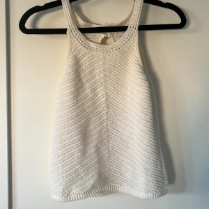 Strandlinne  - Jättesött strandlinne från Lindex som är för litet. Storlek 146-152. Använd 1 gång. Köparen står för frakten. 