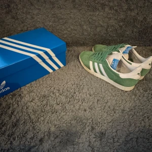 Adidas gazelle - Tja säljer dessa svin snygga gazellesen i storlek 41 1/3, skorna är i hyfsat skick men jag mycket kvar att ge skriv vid frågor eller funderingar! Möts i Stockholm eller fraktas spårbart via PostNord📦