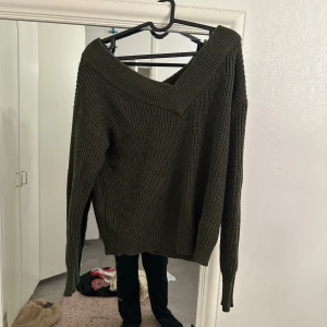 Stickad tröja - Grön stickad tröja Använd nån gång Gott skick Strl L
