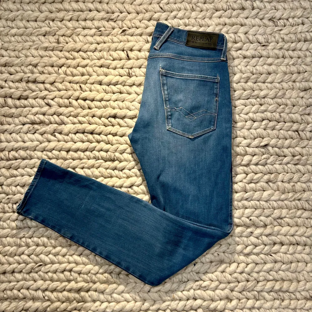 Tja säljer just nu dessa feta jeans med slitningar från Replay i modellen Anbass (hyperflex). Modell - 183-70kg, passform - slim. Skriv för fler frågor/bilder mvh vestimenta😊. Jeans & Byxor.