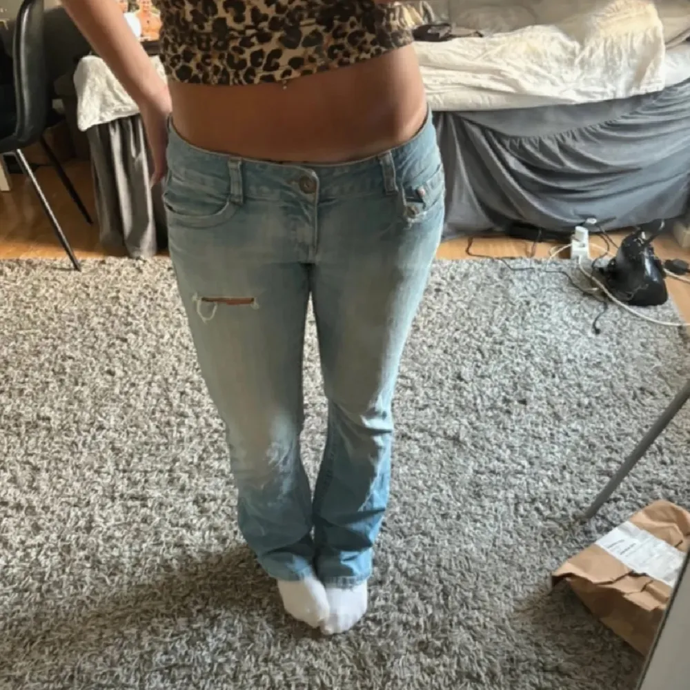 Ursnygga low jeans som är mina favoriter. Säljer då de är lite stora för mig. De har en defekt som är ihopsydd mellan benen.  W 27- 40 cm rakt över L 33- innerbenslängd 81cm  💕💕💕. Jeans & Byxor.