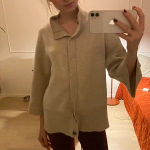 Soft goat kofta - Snyggaste koftan från Soft Goat! Perfekt nu till hösten ❤️‍🔥storlek L men sitter bra på mig som brukar ha xs/s