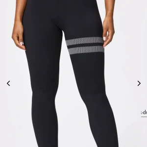 Signature tights - Säljer dessa jätte snygga träningsbyxorna från Stronger. Säljer för de är för korta. Prickarna på sträncken har åkt av lite (se bild 5). Köpt för 799kr. Priset kan diskuteras 💕