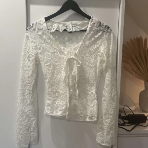 Spets tröja  - Vit spets tröja från boohoo. Storlek 34/xs/s passar alla dom storlekarna ❤️