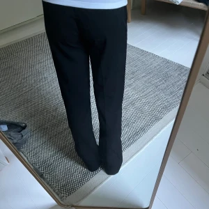 Kostym byxor  - Säljer jätte fina kostymbyxor från Lindex. Säljer pga för små i midjan. Byxorna är i storlek 34 (xs) och passar mig bra i längden som är ungefär 1,70. Skriv om ni har några frågor eller vill ha fler bilder, pris kan diskuteras💓