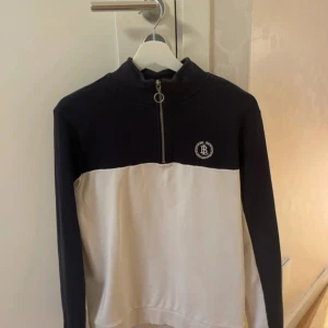 Bondelid Vit/Marinblå halfzip stl M - Vit/Marinblå halfzip från bondelid i storlek M. Mycket bra skick!