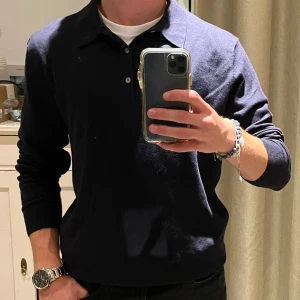 Mörkblå pikétröja - Lagency långärmad piké mörkblå | Skick - 10/10 | Size - L | Pris - 549kr | Modellen är ca 182cm lång | Skriv vid frågor eller funderingar!