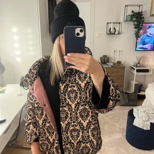  Trekvarts ärmadjacka - Fin jacka med trekvarts arm, med samers mönster på, dunjacka i bra skick! Vid undring skriv💕 passar xs-m beror på hur man vill att den ska sitta🤗