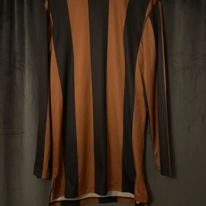 Acne studio tröja - Säljer denna kort kläning/lång tröja eftersom jag inte använder den. Storlek S men är oversized. Kontakta gärna vid frågor😊