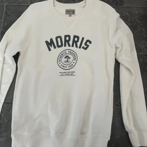 Morris tröja - En väldigt fin Morris tröja som är i ganska så bra skick skulle säga 7/10, Texten har blivit lite suddigare men annars är den bra