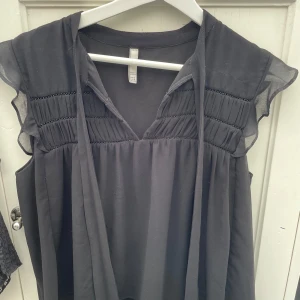 Söt blus  - Jättefin blus använd ett antal gånger men fint skick