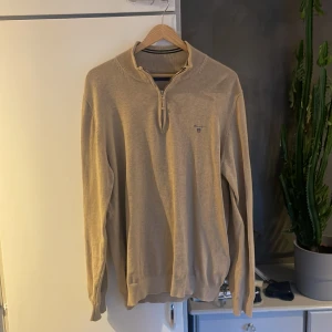 Zip tröja - Säljer en riktigt snygg gant half zip gant tröja. Tröjan är i nyskick bara använd fåtal gånger. Inga defekter!