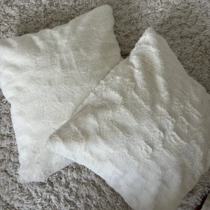 Två så snygga vita kuddfodral  - Säljer nu dessa två så snygga vita kuddfodral (obs endast två kuddfodral, kuddarna ingår inte!!) 💕💕 50x50!! Som nya!! Självklart tvättade!! Säljs inte längre!! Pris kan diskuteras!! 💛💛