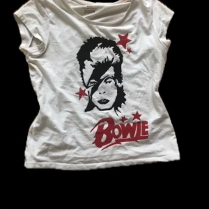 Dawid Bowie T-shirt  - En jätte fin T-shirt jag har målat på med textilfärg som startar i tvätten funkar jätte bra i 40grader i tvätten🫶🏻kontakta gärna innan köp:)