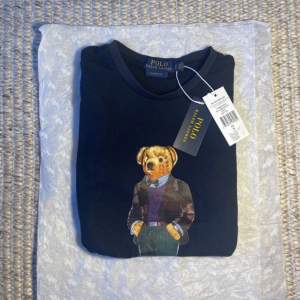 Fet tshirt från Ralph lauren. Pris kan diskuteras vid snabb affär. Snygg tröja med den klassiska Ralph Lauren björnen på! Tröjan är använd fåtal gånger och med tröjan så kommer det original tags och Ralph lauren papper! 