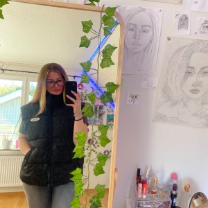 Svart väst  - Väst, en gångs använd