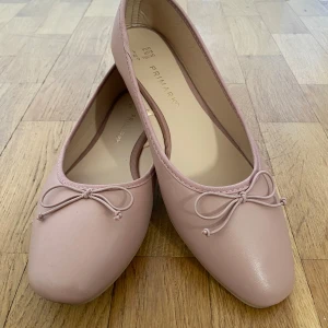Ballerinaskor  - Jättesöta ballerinaskor från Primark🎀dom har använts ett fåtal gånger men dom är i jättebra skick:))