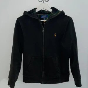 Ralph Lauren zip - Sparsamt använd svart Ralph Lauren hoodie i storlek 160cm.